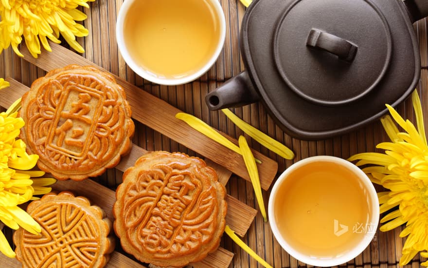 Moon cake and tea